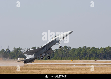 FA-18F Super Hornet décoller à airshow Banque D'Images