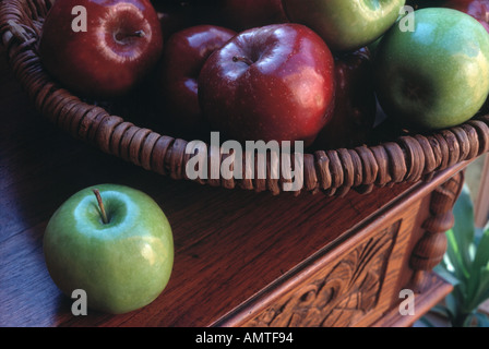 Des pommes dans un panier sur un buffet à proximité d'une fenêtre avec lumière naturelle Banque D'Images