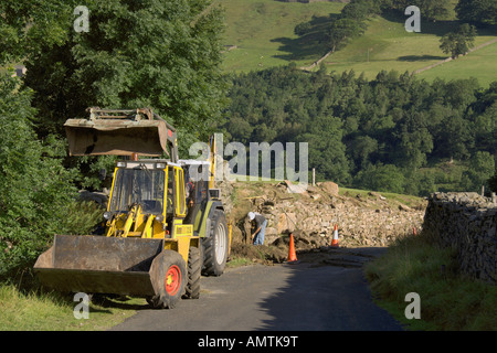 Col Buttertubs Roadmending Swale Dale du Yorkshire Dales National Park Août 2006 Banque D'Images