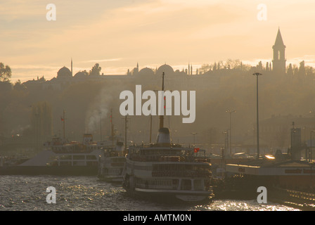 ISTANBUL. Un matin d'hiver vue depuis le pont de Galata sur la Corne d'Eminonu, regardant vers l'& Palais de Topkapi. L'année 2007. Banque D'Images