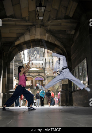 La rue du groupe coréen présentant leur spectacle d'arts martiaux aller à Édimbourg Banque D'Images