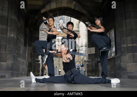 La rue du groupe coréen présentant leur spectacle 'Jump' à Edimbourg Banque D'Images