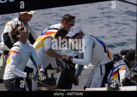 L'équipage du Team Allemagne préparer leur bateau pour l'America's Cup Banque D'Images