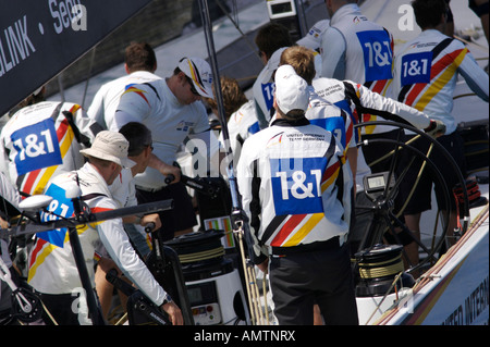 L'équipage du Team Allemagne préparer leur bateau pour l'America's Cup Banque D'Images