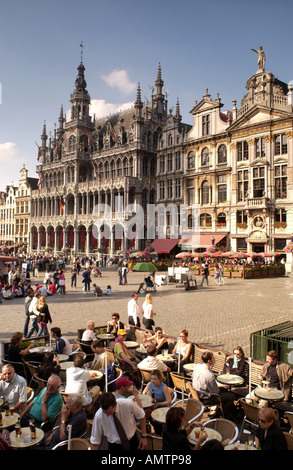 Des cafés et de l'architecture sur la Grand Place place du marché au centre de Bruxelles en Belgique. Montrant le Musée de la ville de Bruxelles. Banque D'Images