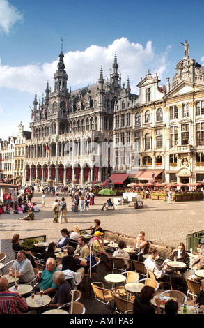 Des cafés et de l'architecture sur la Grand Place place du marché au centre de Bruxelles en Belgique. Montrant le Musée de la ville de Bruxelles. Banque D'Images