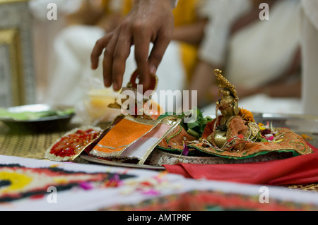 Les offrandes à Hindu Temple Banque D'Images