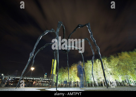 La sculpture à l'Araignée de Louise Bourgeois à la Tate Modern à Londres Angleterre Royaume-uni Banque D'Images