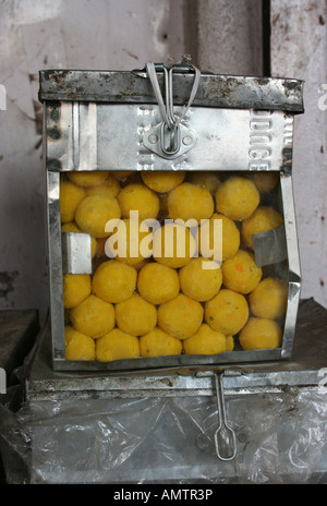 Aloo Bonda, cuisine de rue jaune en forme de boule à Jaipur, Inde Banque D'Images