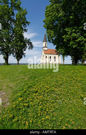 Kraiburg sur la rivière Inn district de Muehldorf Haute-bavière Allemagne chapelle sur la colline du château St Georg Banque D'Images