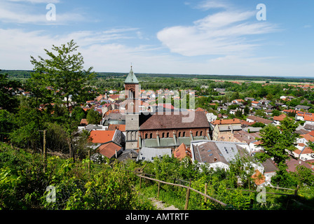 Kraiburg sur la rivière Inn district de Muehldorf Haute-bavière Allemagne de la colline du château de la ville avec l'église paroissiale Banque D'Images