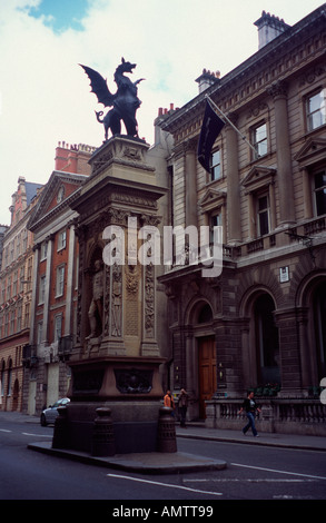 Marqueur de Temple Bar surmonté de la Dragon héraldique conçu par Charles Bell Birch Temple Bar, The Strand, Londres, WC2, England UK Banque D'Images