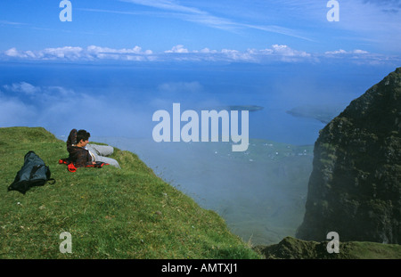 Randonneur jouit de la vue depuis la table d'une montagne dans le quiraing, trotternish, île de Skye, en Ecosse Banque D'Images