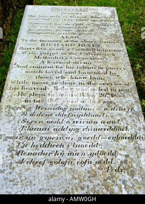 Une pierre tombale à l'église St Brothen, Llanfrothen, Gwynedd, Pays de Galles, Royaume-Uni. Une église médiévale dans les soins des Amis de Églises sans amis Banque D'Images