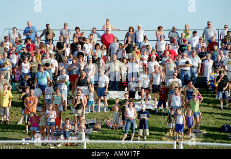 Spectateurs regarder un petit événement sportif cheval rodéo au Michigan Banque D'Images