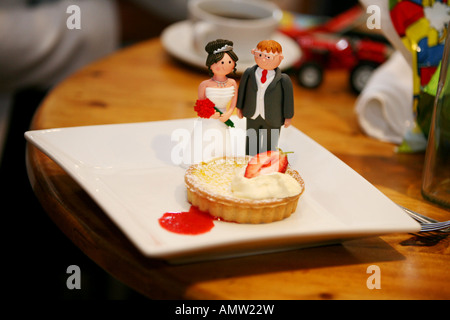 Nouveauté décoration gâteau de mariage de la mariée et le marié Banque D'Images