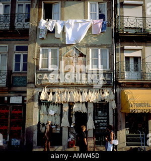 PORTUGAL PORTO CASA BOUTIQUE POISSONS MORUE ORIENTALES ET DE L'ÉPICERIE ET LAVE-LINE Banque D'Images