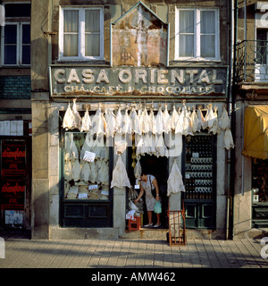 PORTUGAL, PORTO, CASA BOUTIQUE POISSONS MORUE ORIENTALES ET D'ÉPICERIE Banque D'Images