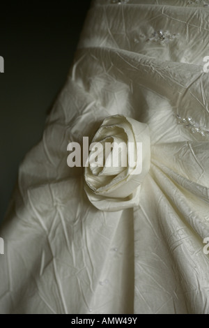 Close up de tissu rose sur robe de mariée blanche Banque D'Images