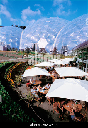 Cafe à l'extérieur de la coupole de l'Eden Project biome des zones tropicales humides près de St Austell Cornwall Grande-bretagne Banque D'Images