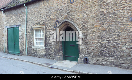 Porte voûtée en pierre et/tudor au bâtiment géorgien, lacock Wiltshire, Angleterre. Banque D'Images