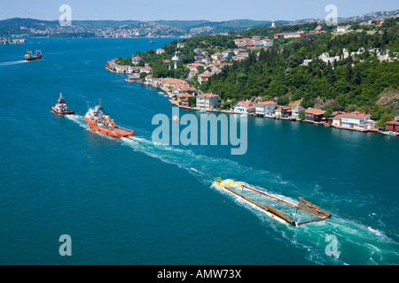 Remorquage de bateaux un module d'une plate-forme de gaz naturel à travers l'antenne de Bosphore Istanbul Turquie Banque D'Images