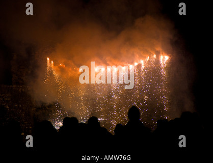 D'artifice à Kendal Castle sur Bonfire Night. Banque D'Images