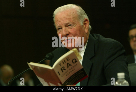 L'ancien secrétaire d'Etat James Baker III, a témoigné devant la Commission des relations étrangères du Sénat sur différents plans, sur l'Iraq Banque D'Images