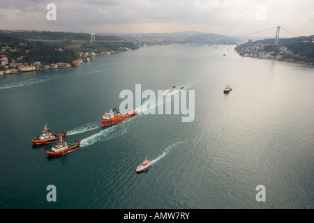 Remorquage de bateaux un module d'une plate-forme de gaz naturel à travers l'antenne de Bosphore Istanbul Turquie Banque D'Images