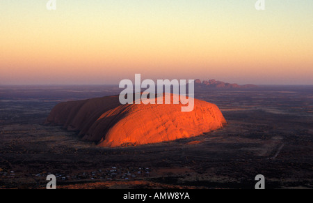 Vue aérienne d'Uluru (Ayers Rock) et le Mont Olga au lever du soleil, Territoire du Nord, Australie Banque D'Images