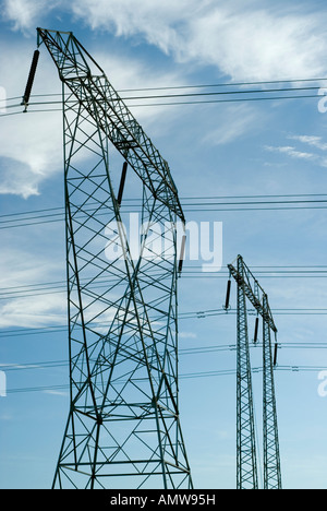 Les tours de transmission d'électricité à haute tension Banque D'Images