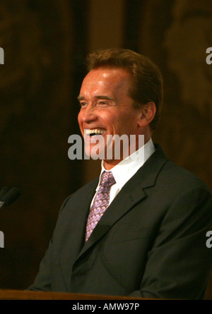 Gouverneur de Californie Arnold Schwarzenegger rend l'allocution Banque D'Images