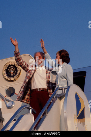 Président et Betty Ford courbes du haut des marches de l'Air Force One arrving à Traverse City au Michigan, en juillet 1975 Banque D'Images