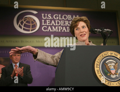 La Première dame Laura Bush reconnaît applaudissements avant d'introduire le président George W Bush Banque D'Images
