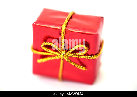 Nœuds cadeaux. Gros plan d'un noeud décoratif en ruban doré en soie pour  boîte cadeau isolée sur fond blanc. Décorations arrière-plan avec étoile.  Coupe Photo Stock - Alamy