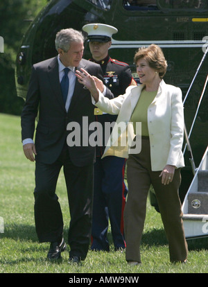 Le Président George W Bush ressemble à la Première dame Laura Bush alors qu'elle foule aux vagues qu'ils arrivent à la Maison Blanche Banque D'Images