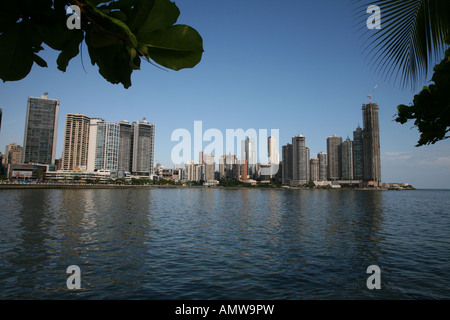 L'eau montée hi skyline Panama Amérique centrale dans la réflexion des nuages d'eau Ciel bleu Panama City Banque D'Images