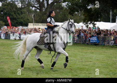 Guido Louis cosaque russe stunt rider Rockin Horse Productions à l'exécution de l'équipe de Show 2007 UK Cotswolds Moreton Banque D'Images