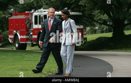 Le Président George W Bush et le secrétaire d'État Condoleezza Rice à pied d'une Marine sur la pelouse pelouse de la Maison Blanche Banque D'Images