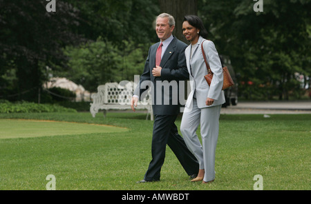 Le Président George W Bush et le secrétaire d'État Condoleezza Rice à pied d'une Marine sur la pelouse pelouse de la Maison Blanche Banque D'Images