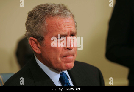 Le Président George W Bush et le président Roh Moo-Hyun de Corée du Sud répondra aux questions des médias dans le bureau ovale Banque D'Images