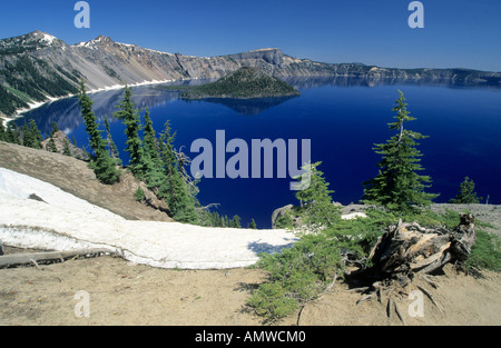 Le lac du cratère im Crater Lake National Park, des cascades, de l'Oregon Banque D'Images