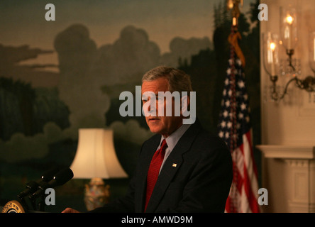 Le Président George W Bush fait une déclaration sur l'essai nucléaire de la Corée du Nord dans la salle de réception diplomatique de la Maison Blanche Banque D'Images