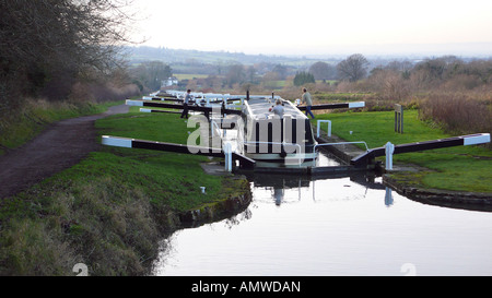 Un grand classique en passant par un verrou sur le Kennet and Avon Canal sur le point de descendre par le biais d'un grand vol d'écluses. Banque D'Images