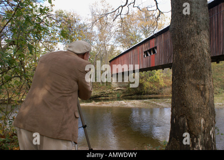 Prendre des photos d'un pont couvert Banque D'Images