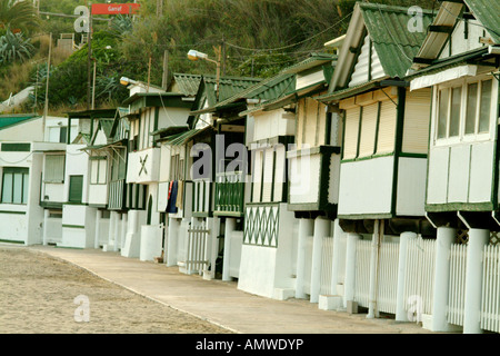 Cabanes de pêcheurs dans la petite ville de Garraf, à proximité de Barcelone, Catalogne, Espagne Banque D'Images