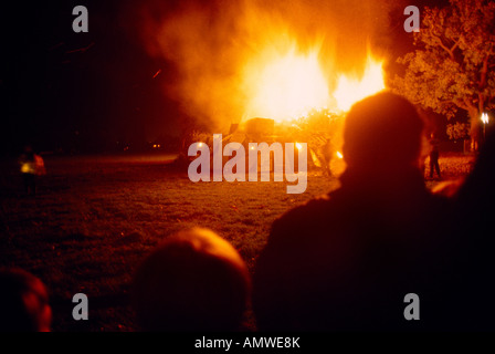 La nuit de Guy Fawkes foule de personnes regardant le Bonfire Banque D'Images