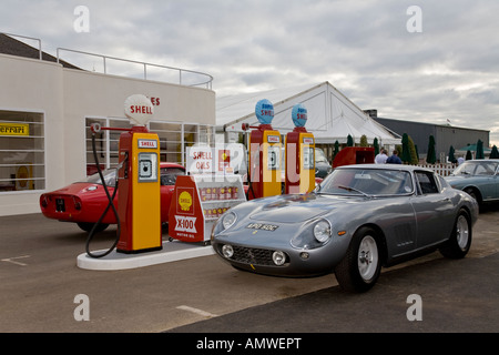 Ferrari et Shell garage de la reconstruction à Goodwood Revival, Sussex, UK. Banque D'Images