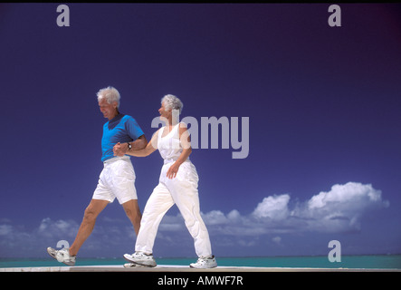 USA, Hawaii. Personnes âgées en train de marcher le long de l'océan Banque D'Images