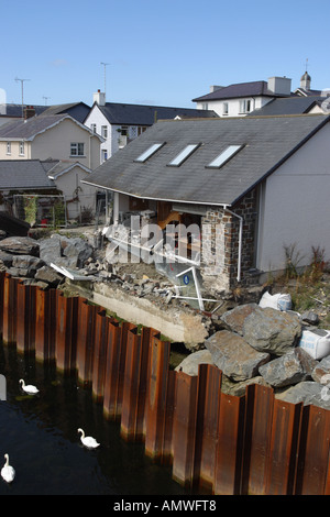 L'effondrement du mur du bâtiment l'érosion de la rivière dans la rivière Aeron Ceredigion West Wales Banque D'Images